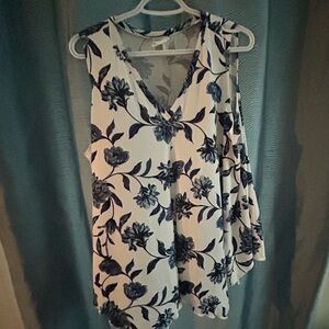 Clientele floral Sleeveless Top - v neck- handkerchief hem- size large-